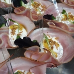 Tapas, voorgerechtje ham/roomkaas en passende garnituur